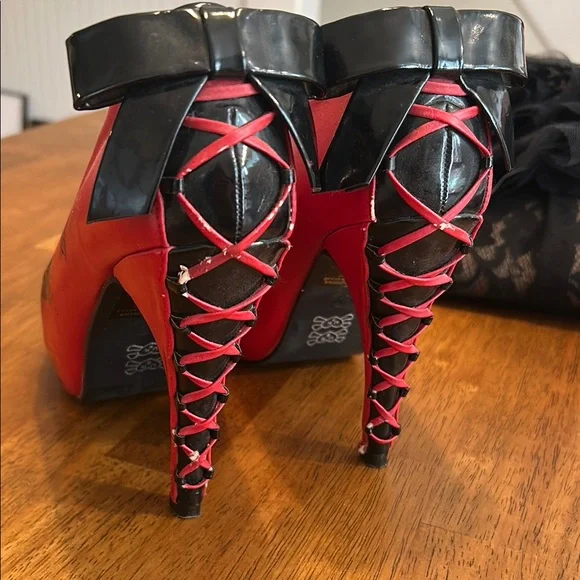 Elegant Red and Black Stiletto Heels - Picture 2 of 6